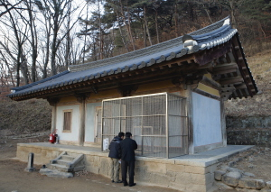 ▲ 조사당 석단 위에 있는 선비화.