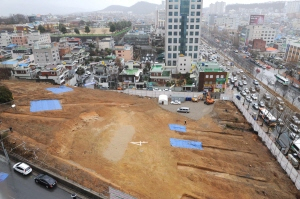 ▲ 대구 수성구 범어권 구립도서관예정지에서 조선시대 것으로 추정되는 민묘(토광묘)가 발견돼 공사가 중단됐다. 이채근기자 mincho@msnet.co.kr