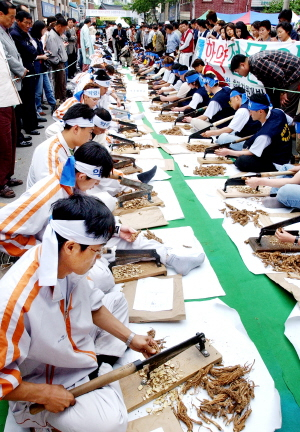 ▲ 약령시 축제는 대구를 상징하는 축제로 자리를 잡아가고 있지만 시민, 관광객들의 참여를 더욱 높여야 한다는 과제를 안고 있다.