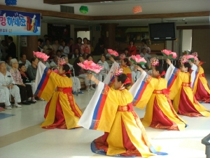 ▲ 경주시립노인요양병원에 입원한 환자들이 민속공연을 보면서 즐거운 시간을 보내고 있다. 경주시립노인요양병원 제공