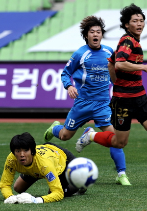 ▲ 22일 대구스타디움에서 열린 프로축구 대구FC와 포항 스틸러스와의 경기에서 대구 조형익(가운데)의 강슛이 포항 골키퍼 김지혁의 손을 맞고 골대를 빗나가고 있다. 성일권기자 sungig@msnet.co.kr