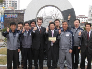 ▲ (주)한국알스트롬 로베르토보기오(앞줄 왼쪽 세번째) 사장과 김관영 노동조합장(〃다섯번째)이 오랜 대립 관계를 끝내고 1일 대구노동청 노사화합의 탑 앞에서 노사화합선언을 했다. 가운데는 윤양배 대구지방노동청장 직무대리. 대구노동청 제공