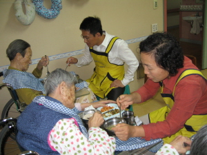 ▲ 포항세무서 직원들로 구성된 영일만징검다리봉사단이 노인요양시설을 찾아 봉사활동을 펴고 있다. 포항세무서 제공