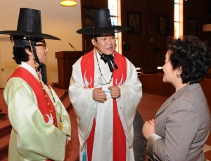 ▲ 배상희 주임신부가 허진혁 보좌신부, 김계남 신도와 함께 얘기를 나누고 있다.