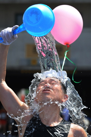 ▲ 대구지역 낮최고 기온이 26.3 ℃ 로 무더운 날씨를 보인 12일 대구국제마라톤 코스를 완주한 한 참가자가 경기 직후 물을 뒤집어 쓰며 열기를 식히고 있다. 김태형기자 thkim21@msnet.co.kr