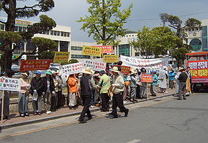 ▲ 경주 안강에 건설 중인 레전드골프장 인근 사찰인 대흥사 스님과 신도들이 27일 경주시청 앞에서 피해보상 등을 요구하는 집회를 가졌다. 이채수기자