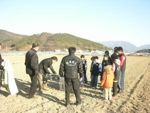 ▲ 대구 동구에 본부를 둔 한국자연생태동물구조연맹은 자연과 사람, 동식물이 공존하는 세상을 만들기 위해 노력하고 있다. 검독수리 방사 행사 모습. 한국자연생태동물구조연맹 제공