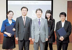 ▲이재희, 김경호 한국기자협회장, 이효수 영남대 총장, 이미경, 강연준 학생(왼쪽부터)