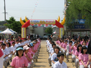 ▲ 2일 개교 100주년을 맞은 칠곡초등학교가 개교기념식 및 체육대회를 열고 있다.