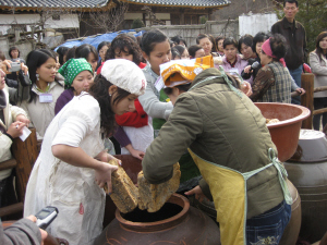 ▲ 2009 컬러풀 대구 다문화축제가 다양한 부대행사와 함께 24일 국채보상운동기념공원과 도심 일원에서 열린다. 사진은 우리 장 담그기를 배우는 외국인 주민들.