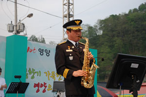 영양산나물축제 행사장에서 주민들을 위해 색소폰 연주를 하는 김균철 영양경찰서장.