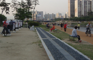 ▲ 대봉교 상류 신천 둔치에 산책로와 운동시설 등을 설치하는 공사가 마무리돼 많은 시민들이 이용하고 있다.