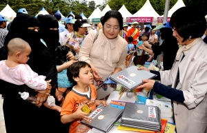 ▲ 24일 대구국제보상공원서 열린 세계인의 날 기념 2009컬러풀대구다문화축제에서 행복한그림동화책연구소(소장 김은아)관계자들이 다문화2세들에게 동화책을 선물하고 있다. 이채근기자 mincho@msnet.co.kr