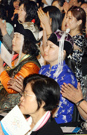 ▲ 외국에서 한국에 시집온 여성들은 한국의 문화와 그들의 문화와의 조화를 이루는것도 아주 중요하다는 생각을 갖고 있었다. 사진은 자신의 나라 민속 전통의상을 입고 즐거워하는 이주여성들.