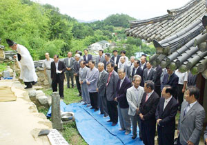 ▲야은 길재 선생의 후손 등 70여명이 8일 구미 선산읍 원1리 금오서원에서 보수공사 기공식 고유제를 지내고 있다. 사진 영남유교문화진흥원 제공