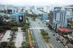 ▲구미에서는 유일한 전주 없는 도로, 구미 문화예술관과 구미시청 등 관공서가 집결된 송정동 일대 거리의 시원스런 모습. LIG건물에서 촬영한 거리. 구미시청 정의석씨 제공