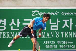 김영준(고양시청)이 24일 경산 생활체육공원 테니스장에서 열린 2009 ITF 경산남자국제퓨처스테니스대회 2차대회 남자 단식 8강전에서 일본의 하타나카 마사토를 상대로 강력한 서브를 구사하고 있다. 대한테니스협회 제공