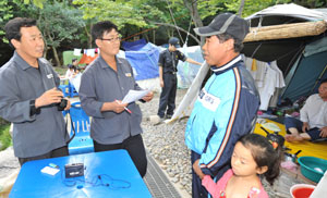 대구 팔공산공원관리사무소 백남철(왼쪽) 담당과 직원 이상수씨가 텐트촌을 돌며 야영객들에게 불편사항을 묻고 있다. 성일권기자 sungig@msnet.co.kr