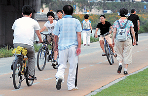 26일 오후 대구 신천둔치 산책로에서 보행자 사이로 자전거 이용자들이 위험하게 달리고 있다