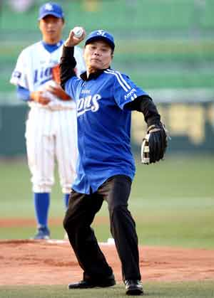 28일 대구시민야구장에서 열린 삼성 라이온즈와 SK 와이번스의 경기에 앞서 지령 2만호 기념 행사를 가진 매일신문사의 이창영 사장이 시구를 하고 있다. 삼성 라이온즈 제공