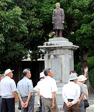 일본 야마구치현 하기시에 있는 이토 히로부미의 옛집 옆에 있는 동상을 일본 관광객들이 둘러보고 있다