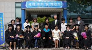 9일 칠곡군 교육문화복지회관 소공연장에서 열린 평생학습대학 2학기 학위수여식 및 개강식. 이날 학위수여식에서 학사 4명과 전문학사 7명이 학위를 받았다.