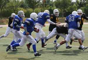 12일 계명대 구장에서 열린 2009 추계 대구경북 대학미식축구리그에서 경일대의 장광삼(36번)이 계명대의 공격을 저지하기 위해 태클을 시도하고 있다. 대한미식축구협회 제공