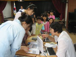 Seoung-Ju Daega Elementary School students voting with the touch screen system.