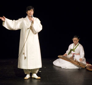 월 29일 뉴욕에서 열린 미주한국국악경연대회에 참가해 공연하는 박수관 명창.