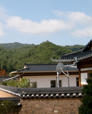 주실마을의 상징인 문필봉. 단아한 모습은 문필봉의 교과서라 할 만하다.