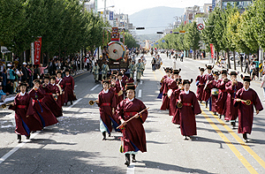 경주의 대표적 축제인 신라문화제가 9일부터 3일간 경주시내에서 개최된다. 사진은 지난해 문화재 행사 모습 경주시 제공