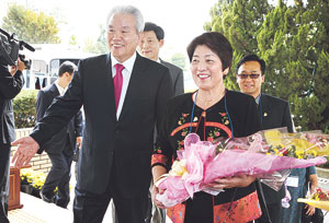 상주시와 국제 자매도시인 미국 캘리포니아주 데이비스시의 러스 애스먼드슨(오른쪽) 시장 일행이 7일 상주시를 방문했다.