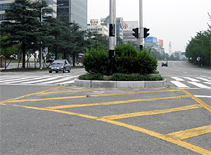 대구 상의 앞 U턴 차량의 시야를 가렸던 나무를 없앴다.