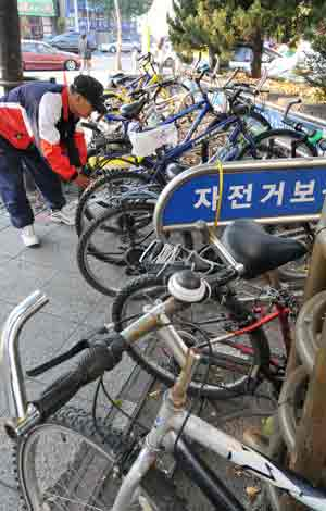 대구 명덕네거리 자전거 보관대. 최근 이곳에서도 자전거 2대가 도난당하는 등 곳곳에서 도난사고가 잇따라 CCTV설치, 자전거 등록제 시행 등을 요구하는 목소리가 높다. 김태형기자 thkim21@msnet.co.kr