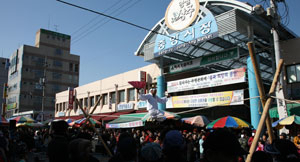 상주 전통시장인 중앙시장 한복판에서 무형문화재 줄타기와 봉산탈춤을 공연해 관중들의 눈길을 끌었다.