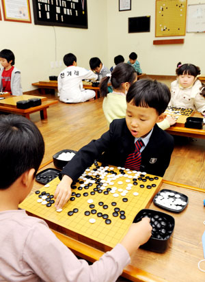 대구 북구 칠성동의 한 어린이 바둑교실에서 어린이들이 진지한 자세로 바둑을 두고 있다. 이채근기자 mincho@msnet.co.kr