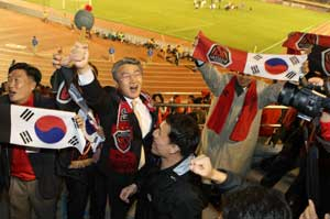 7일 밤 일본 도쿄 국립경기장에서 열린 2009 아시아축구연맹(AFC) 챔피언스리그 결승에서 포항 스틸러스의 우승이 확정되자 박승호 포항시장이 꽹과리를 치며 서포터스와 기쁨을 나누고 있다. 포항시 제공