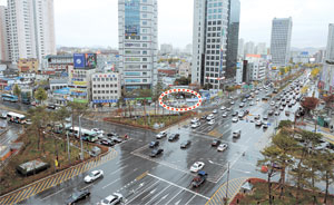 ▲덕산빌딩에서 내려다본 반월당 모습. 사진 가운데 계산오거리에서 남문시장 쪽으로 꺾이는 곳에 반월당 백화점(점선)이 있었으나 지금은 인도에 편입돼 형체를 잃었다.