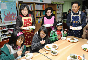 윤순영 대구 중구청장과 대구 중구 센트로팰리스 부녀회 이부자 회장, 김병우 현대백화점 상무 등이 18일 대구 중구 구세군지역아동센터에서 어린이들에게 저녁 식사 배식 봉사활동을 하고 있다. 정운철기자 woon@msnet.co.kr