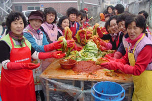 2일 상주 낙동면 낙동2리 마을회관에서 열린 사랑의 김장잔치에 지역 생활개선회 회원들과 부녀회원들이 손을 보탰다. 사랑의 김장잔치는 올해로 5년째 이어가고 있다.