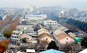 유니온호텔에서 내려다본 경부철도 옆 창고들. 철도 개통은 쌀을 비롯한 대구 일대의 농산물을 집결시키고 일본 수입품을 쏟아내는 기폭제가 됐고, 창고는 수탈을 위한 물류기지 역할을 했다. 이채근기자 mincho@msnet.co.kr