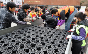 Picture = 30 members of SK telecom affiliated volunteer organization, the Love Spore, delivered love to 190 low income families around Namsan2-dong, Daegu, sharing briquettes and gasoline, 3rd, 2 PM Reporter Kim Tae Hyeong thkim21@msnet.co.kr