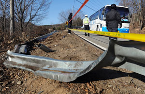 17일 오후 경주시 현곡면 남사재 관광버스 추락참사 현장 가드레일이 엿가락처럼 힘없이 널브러져 있다. 김태형기자 thkim21@msnet.co.kr