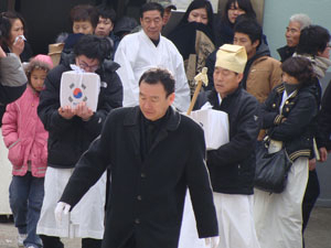 경주 관광버스 추락사고로 숨진 고 김방우·전금숙씨 부부가 20일 경주시립화장장에서 화장을 마친 뒤 대전국립현충원에 안장됐다.