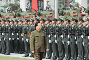 중국이 국제무대에서 목소리를 점점 높이는 등 제국주의 성향을 드러내고 있다. 후진타오 주석이 도열해 있는 군인들 앞으로 걸어가고 있다.