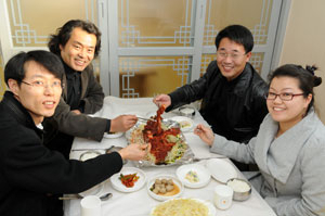 삶은 콩나물과 함께 버무려 먹는 잉어찜. 매콤한 맛은 설날 기름진 명절 음식에 식상한 손님들에게 폭발적인 인기를 누린다. 권동순기자 pinoky@msnet.co.kr