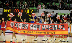 대구 오리온스 선수들이 4일 대구체육관에서 홈 마지막 경기 후 팬들에게 인사하고 있다. 이채근기자 mincho@msnet.co.kr