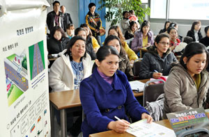 결혼이주 여성들이 대구동구다문화지원센터(센터장 김명현 신부)와 대구동부경찰서의 지원으로 맞춤형 운전교습을 받고 있다. 이채근기자 mincho@msnet.co.kr