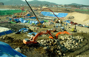 상주 낙동면과 의성 단밀면에 걸쳐 건설 중인 낙단보 공사 현장. 낙동강 사업이 본격화하면서 낙동강에는 중장비들의 굉음이 울려퍼지고 있다.