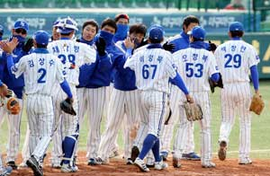 21일 대구시민야구장에서 열린 프로야구 시범경기에서 넥센을 6대4로 물리친 삼성 선수들이 기쁨을 나누고 있다. 삼성 라이온즈 제공